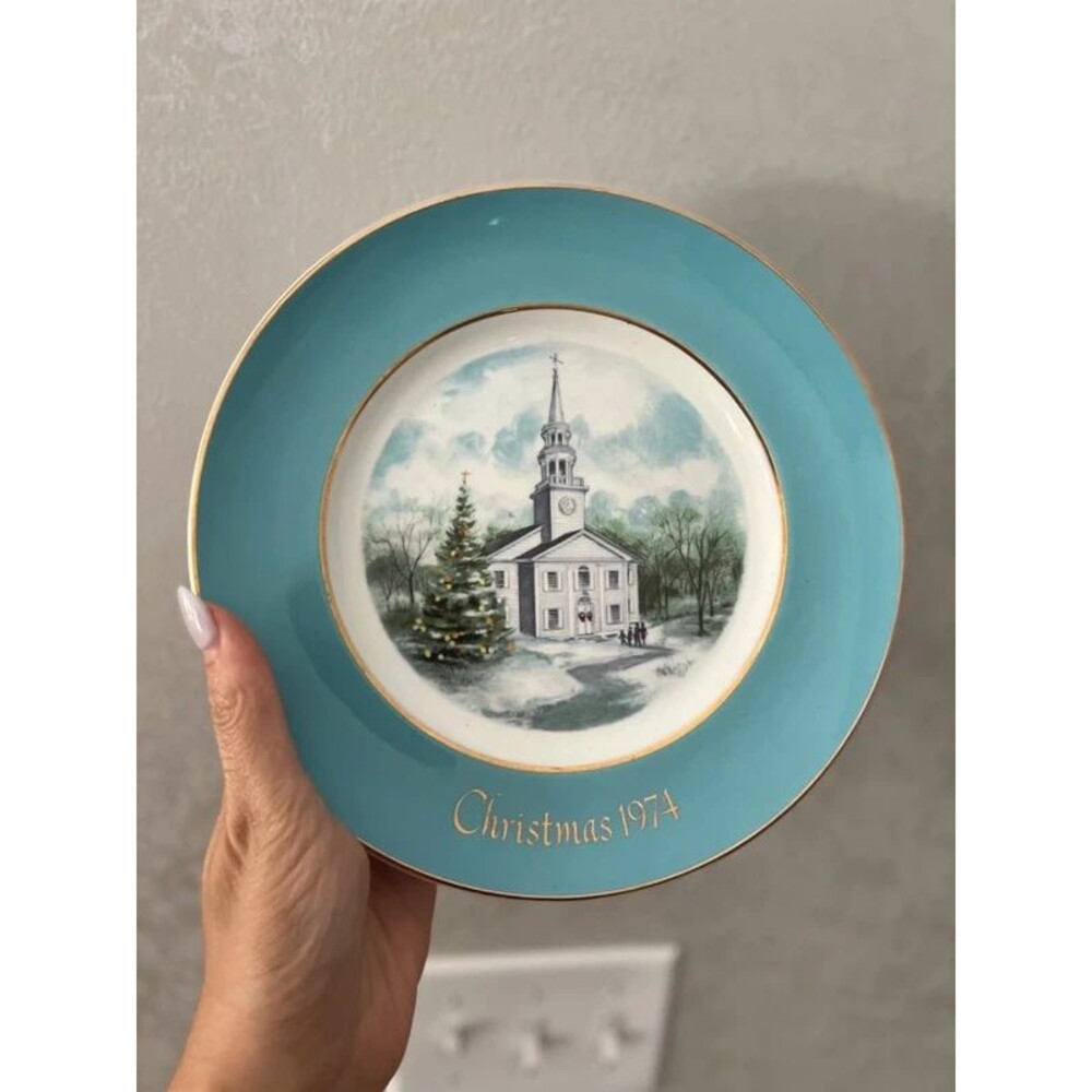 Vintage Christmas 1974 Plate